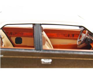 Maserati 2.0 Biturbo 1982-83 Dark Garnet Bordeaux Scuro Laudoracing 1:18 Resinemodell (Türen, Motorhaube... nicht zu öffnen!)